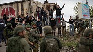 الجيش الإسرائيلي يفصل بين فلسطينيين ومستوطنين يهود في قرية برقة (نابلس)