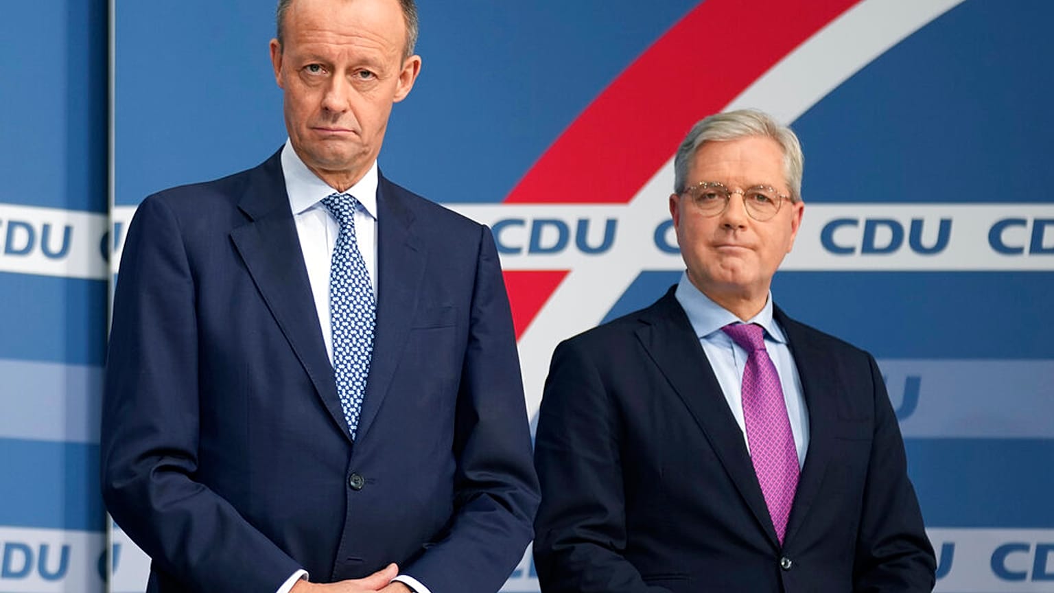 Friedrich Merz (a sinistra), nuovo presidente della CDU. Al suo fianco, uno degli sfidanti: Norbert Röttgen.