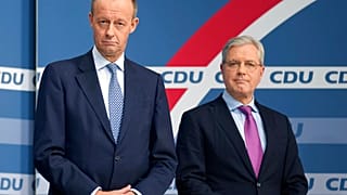 Friedrich Merz (a sinistra), nuovo presidente della CDU. Al suo fianco, uno degli sfidanti: Norbert Röttgen.