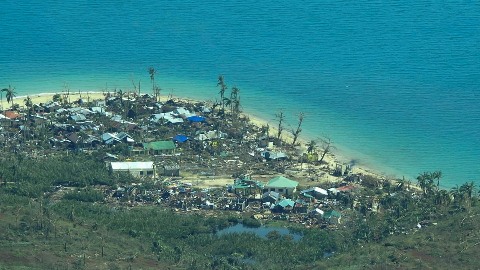 Siargao adasında tayfunun yerle bir ettiği evler