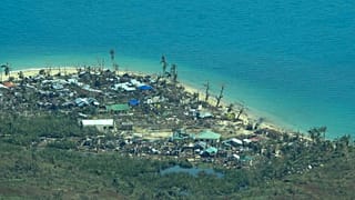 Siargao adasında tayfunun yerle bir ettiği evler