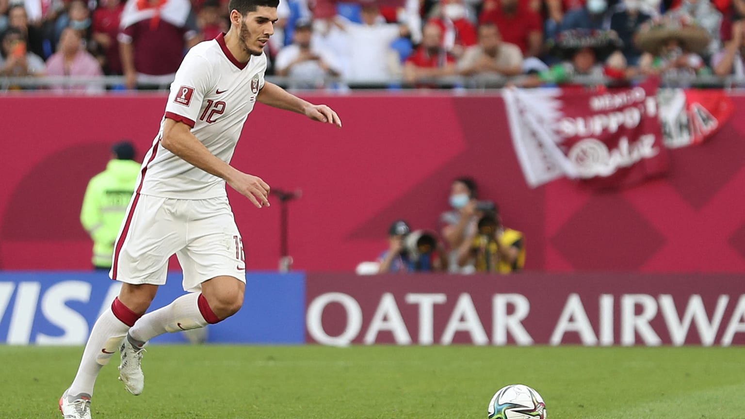 لاعب الوسط القطري كريم بوضياف وركلة الجزاء خلال مباراة كأس العرب لكرة القدم 2021 على المركز الثالث بين مصر وقطر على ملعب 974 بالعاصمة الدوحة