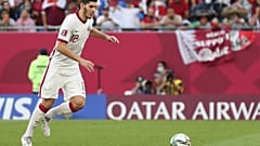 لاعب الوسط القطري كريم بوضياف وركلة الجزاء خلال مباراة كأس العرب لكرة القدم 2021 على المركز الثالث بين مصر وقطر على ملعب 974 بالعاصمة الدوحة