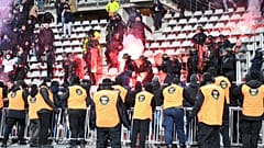 Gewalttätige Fans: Fußballspiel in Paris abgebrochen
