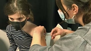 Contre la 5e vague, plusieurs pays européens misent sur la vaccination des enfants