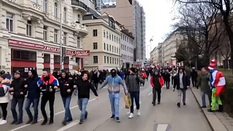 Gewaltsamer Corona-Protest: Impfgegner durchbrechen Absperrung
