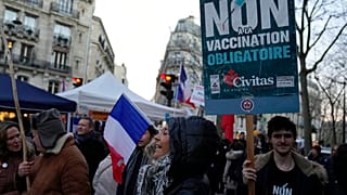 Decenas de miles de personas protestan contra las restricciones y la vacunación en Europa