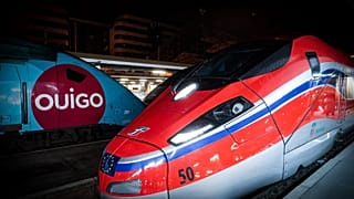 Le train Ouigo, filiale de la SNCF et le train Frecciarossa, de Trenitalia, à Paris, le 18 décembre 2021