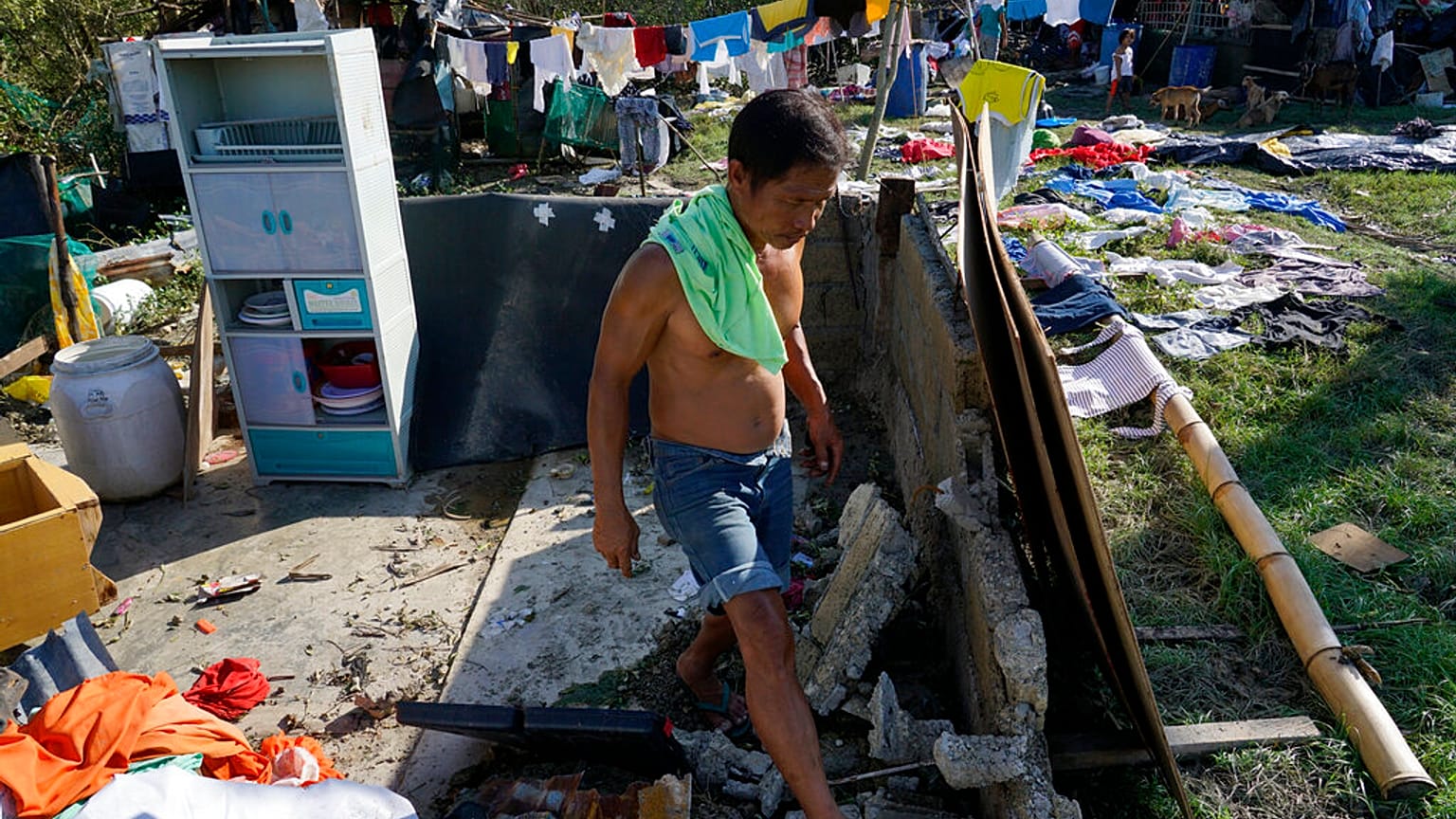 Vivienda arrasada por el tifón Rai en Filipinas