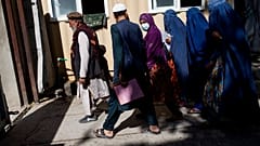 Kabul: Schlangestehen für Reisepässe