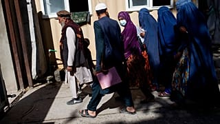 Afghanistan : à Kaboul, un passeport à tout prix pour fuir le pays