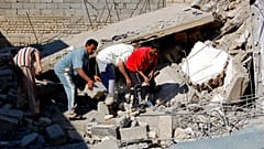 صورة من الارشيف- أشخاص يبحثون عن جثث وسط أنقاض منزل دمر في غارة جوية في الرمادي، العراق