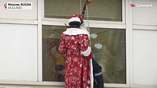 Mosca, tanti Babbo Natale in visita in un ospedale pediatrico 
