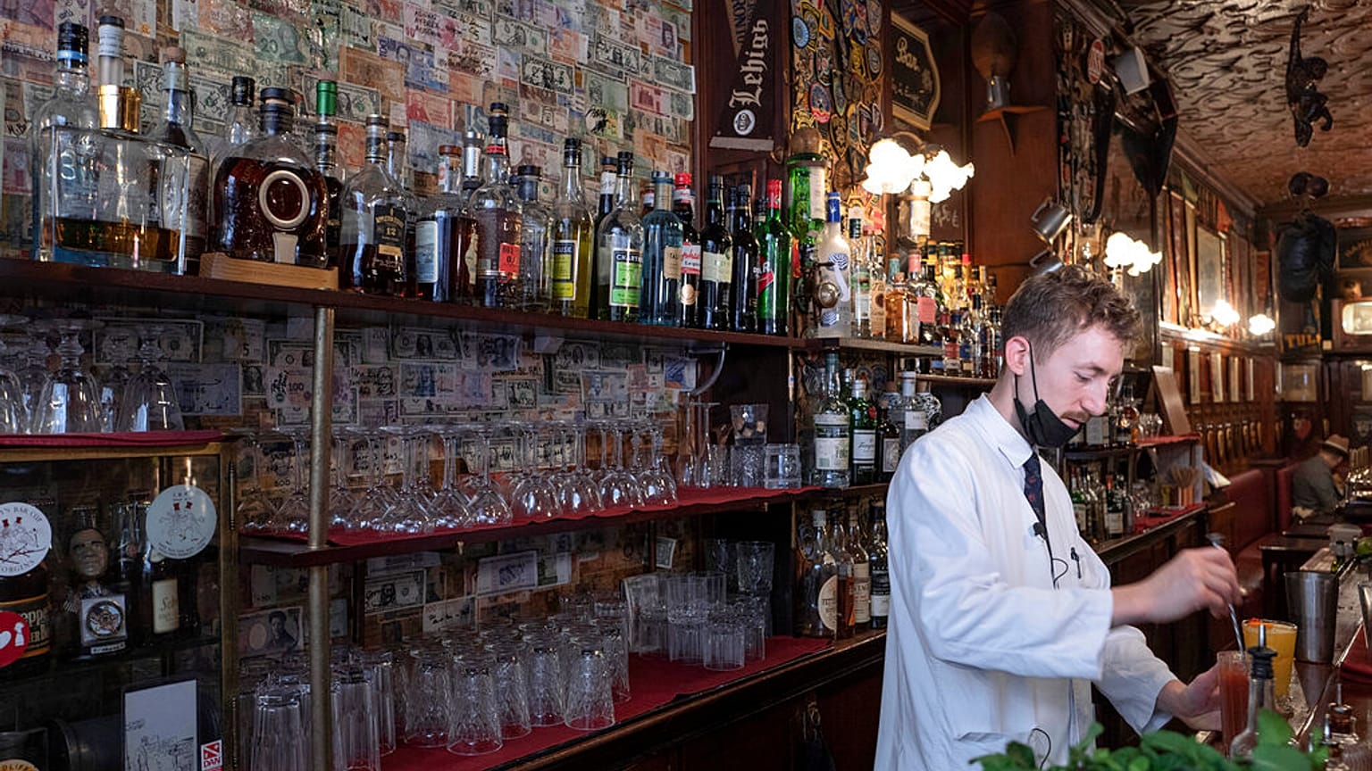 Antoine pultos egy Bloody Mary koktélt készít a párizsi Harry's bárban 2021. december 10-én
