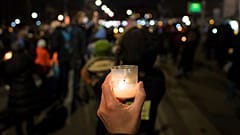 Eine Person hält eine Kerze zum Gedenken an die Menschen, die in Österreich an dem Coronavirus gestorben sind, in Wien, Sonntag, 19. Dezember 2021.