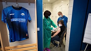 Impfen in der Profi-Kabine: das war am Wochenende beim Fußball-Zweitligisten SC Paderborn 07 möglich