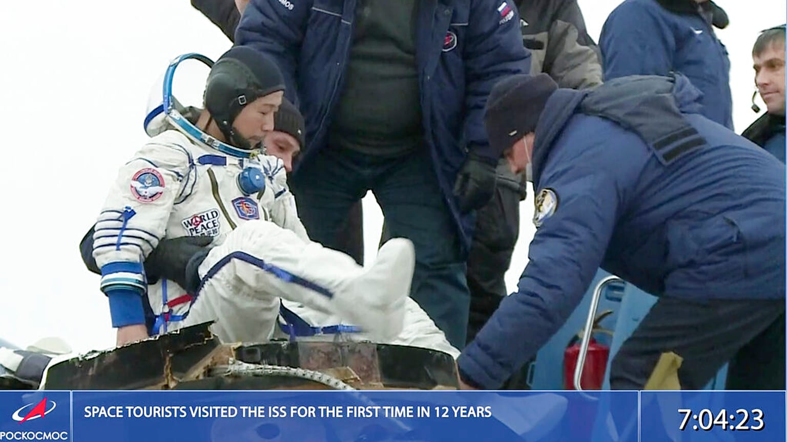 El magnate japonés de la moda Yusaku Maezawa sale de la cápsula espacial en la que ha regresado a Tierra tras aterrizar en la estepa kazaja tras pasar 12 días en la EEI.