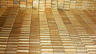 Imágenes de archivo de lingotes de oro en una cámara acorazada en EEUU.