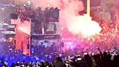 المنتخب الجزائري لكرة القدم على متن حافلة يحتفل مع جماهيره في الجزائر العاصمة بعد يوم من فوزه بكأس العرب لكرة القدم 2021.