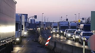 Tavalyi felvétel: autósor a a hegyeshalmi határátkelőhelyen