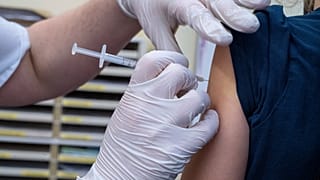 تطعيم  شاب بلقاح فايزر في المركز الطبي الجامعي في روستوك، الألمانية.