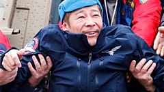 Çocukluk hayalini gerçekleştiren Japon girişimci Yusaku Maezawa 12 günlük uzay seyahatini tamamlayarak dünyaya döndü