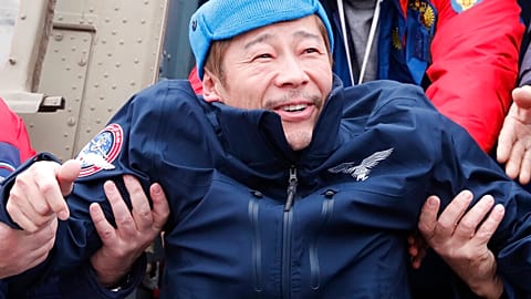 Çocukluk hayalini gerçekleştiren Japon girişimci Yusaku Maezawa 12 günlük uzay seyahatini tamamlayarak dünyaya döndü