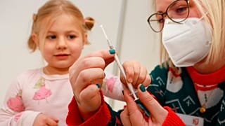 Eine Fünfjährige wird in Quedlinburg geimpft. Samstag 18. Dezember 2021. Bisher ist in Deutschland nur der Impfstoff von BioNtech/Pfizer zugelassen.