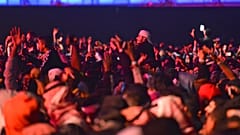 جمهور سعودي يحضر مهرجان الموسيقى الإلكترونية "ميدل بيست" السنوي  الذي أقيم في بنبان بضواحي العاصمة السعودية الرياض في 19 ديسمبر 2019.