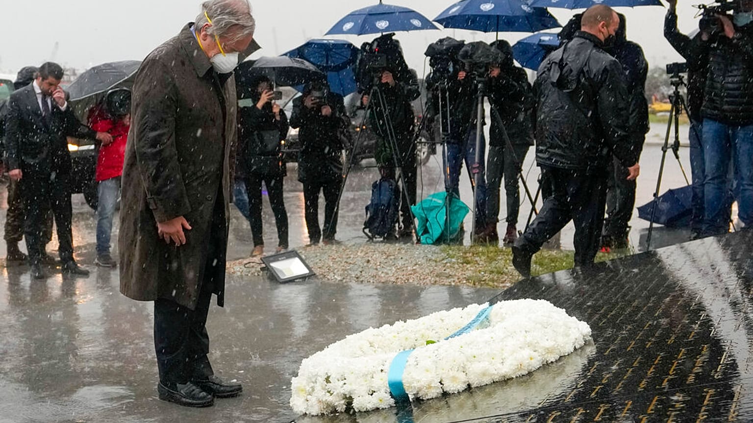 Le secrétaire général de l'ONU, Antonio Guterres, dépose une couronne de fleurs sur le port de Beyrouth, lieu d'une explosion qui a fait plus de 200 morts en août 2020