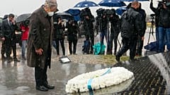 Le secrétaire général de l'ONU, Antonio Guterres, dépose une couronne de fleurs sur le port de Beyrouth, lieu d'une explosion qui a fait plus de 200 morts en août 2020