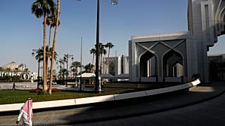 رجل يمشي إلى الديوان الملكي في الرياض، السعودية. 