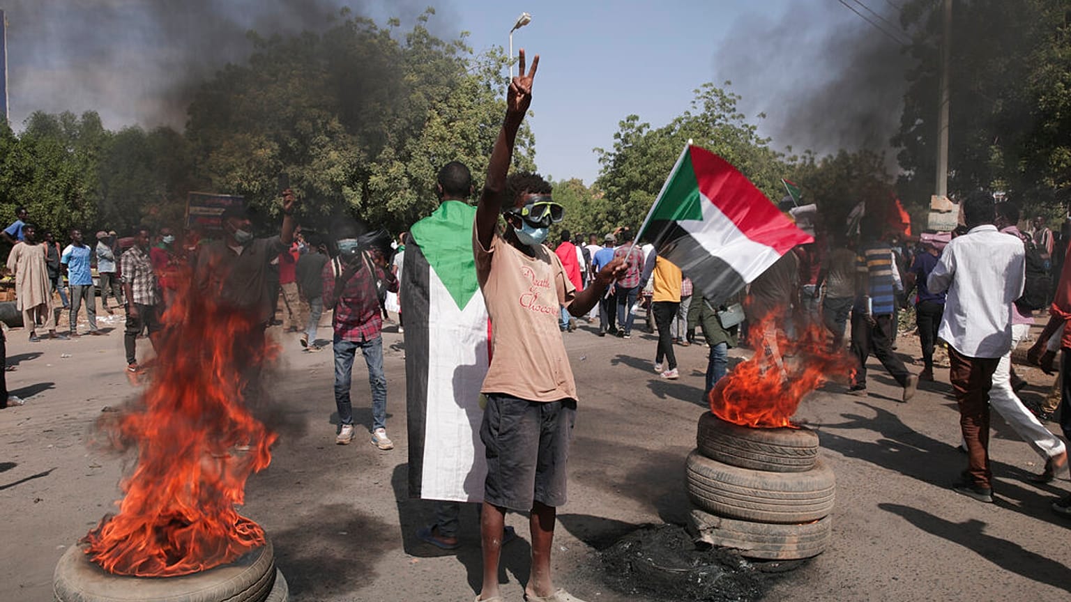 السودانيون يشاركون في احتجاج على الانقلاب العسكري في أكتوبر والاتفاق اللاحق الذي أعاد رئيس الوزراء عبد الله حمدوك لكنه همش الحركة في الخرطوم، السودان، الأحد 19 ديسمبر 2021