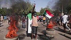 السودانيون يشاركون في احتجاج على الانقلاب العسكري في أكتوبر والاتفاق اللاحق الذي أعاد رئيس الوزراء عبد الله حمدوك لكنه همش الحركة في الخرطوم، السودان، الأحد 19 ديسمبر 2021