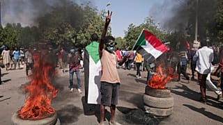 السودانيون يشاركون في احتجاج على الانقلاب العسكري في أكتوبر والاتفاق اللاحق الذي أعاد رئيس الوزراء عبد الله حمدوك لكنه همش الحركة في الخرطوم، السودان، الأحد 19 ديسمبر 2021