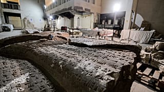 أجزاء من تمثال الثور المجنح برأس بشري من بلاد ما بين النهرين "لاماسو" أعيد تجميعه في متحف الموصل في شمال العراق.