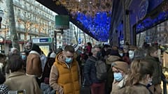 Παρίσι: Γέμισαν οι εμπορικοί δρόμοι με καταναλωτές
