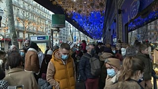 Los parisinos se apresuraron el domingo en hacer las últimas compras antes de Navidad