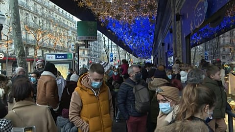 Los parisinos se apresuraron el domingo en hacer las últimas compras antes de Navidad