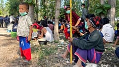 Mianmari falusiak egy csoportja, akik a katonai túlkapások elől Thaiföldre menekültek, december 17-én