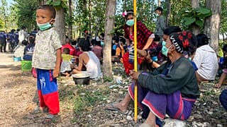 Mianmari falusiak egy csoportja, akik a katonai túlkapások elől Thaiföldre menekültek, december 17-én