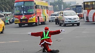 Pai Natal dança e comanda o trânsito nas Filipinas