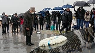 الأمين العام للأمم المتحدة أنطونيو غوتيريش يضع إكليلا من الزهور في الموقع المتضرر جراء الانفجار الضخم الذي ضرب المرفأ العام المضي، بيروت، لبنان، الاثنين 20 ديسمبر 2021