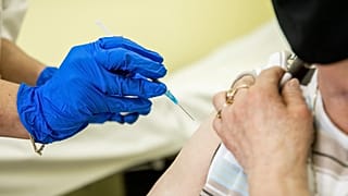 Oltás a Moderna koronavírus elleni vakcinája harmadik, emlékeztető adagjával a békéscsabai Réthy Pál kórházban 2021. december 20-án.