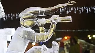 Фрагмент ледовой скульптуры «Печка самоходная» команды «Леко» из Якутска на фестивале "Хрустальный Томск", декабрь 2021 г.