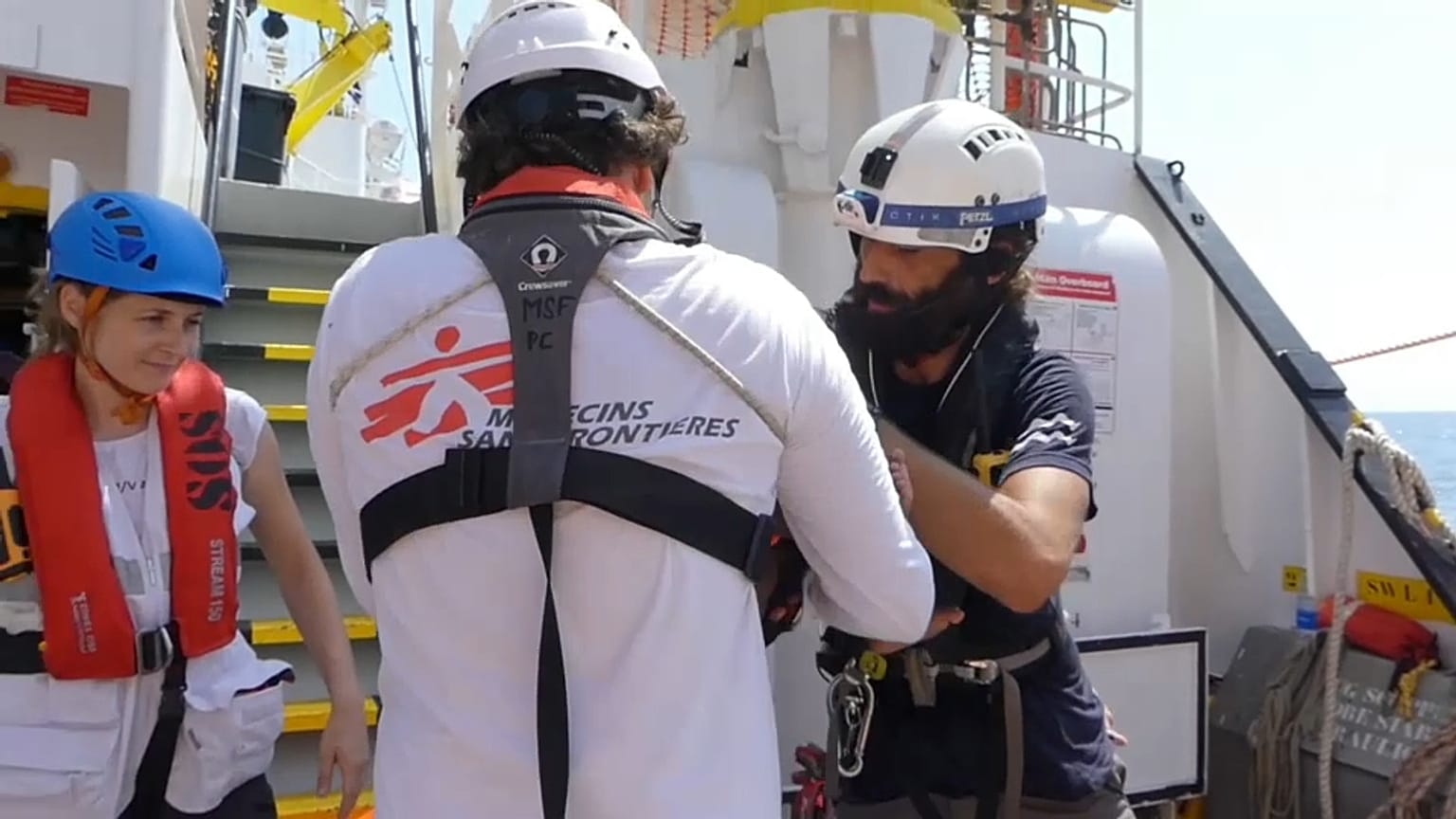 Sur l'Aquarius, un membre de Médecins Sans Frontières sauve un bébé, en août 2018