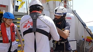 Sur l'Aquarius, un membre de Médecins Sans Frontières sauve un bébé, en août 2018