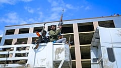 Des rebelles du Tigré à bord d'un camion dans une rue de Mekele, la capitale de la région du Tigré, dans le nord de l'Éthiopie en octobre dernier 