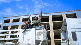 Des rebelles du Tigré à bord d'un camion dans une rue de Mekele, la capitale de la région du Tigré, dans le nord de l'Éthiopie en octobre dernier
