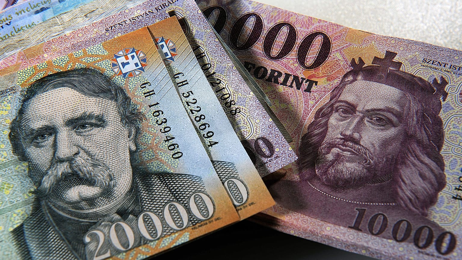 Bankjegyek egy asztalon